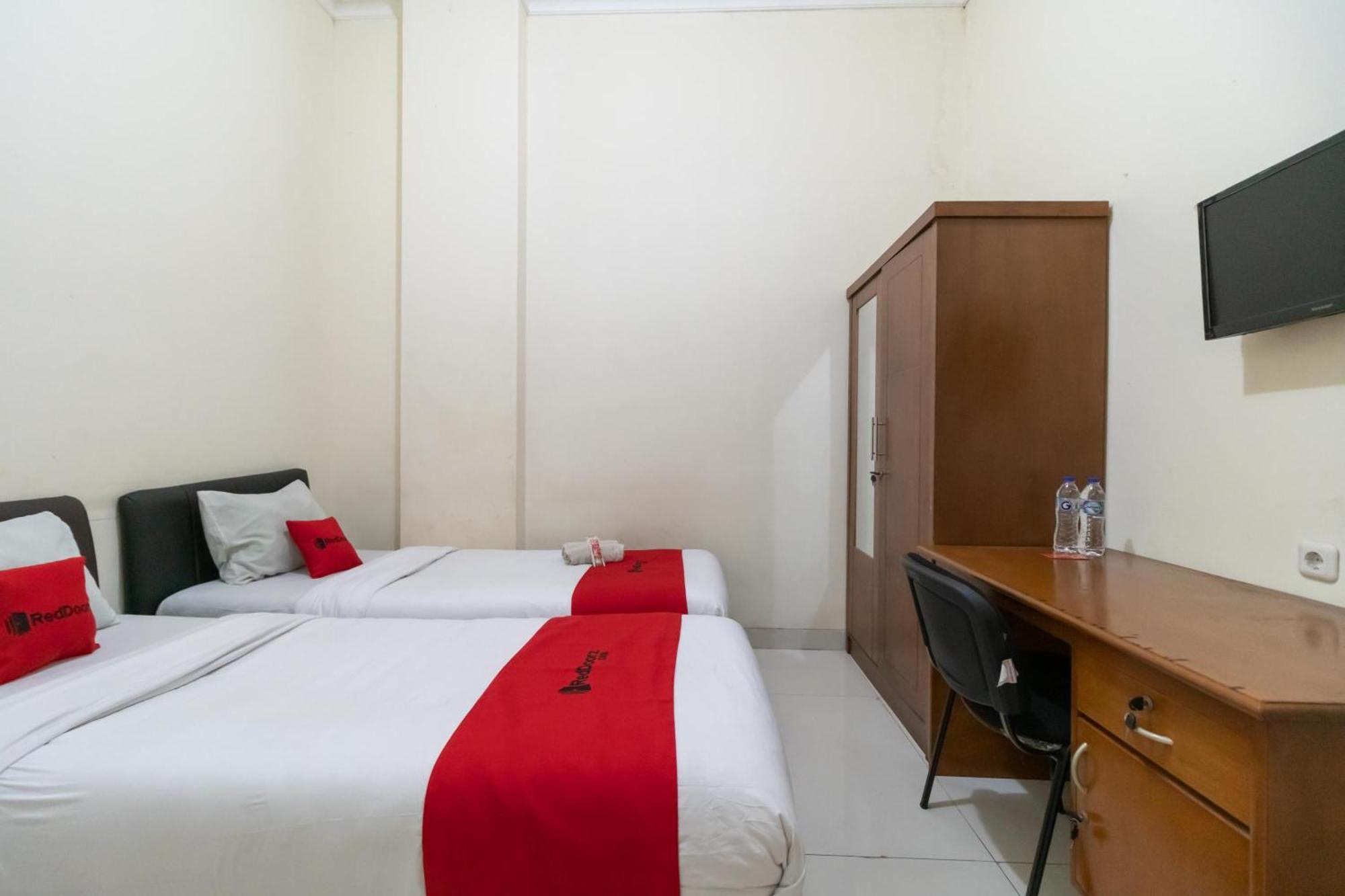 Reddoorz Near Universitas Esa Unggul Bekasi Harapan Indah Hotell Eksteriør bilde