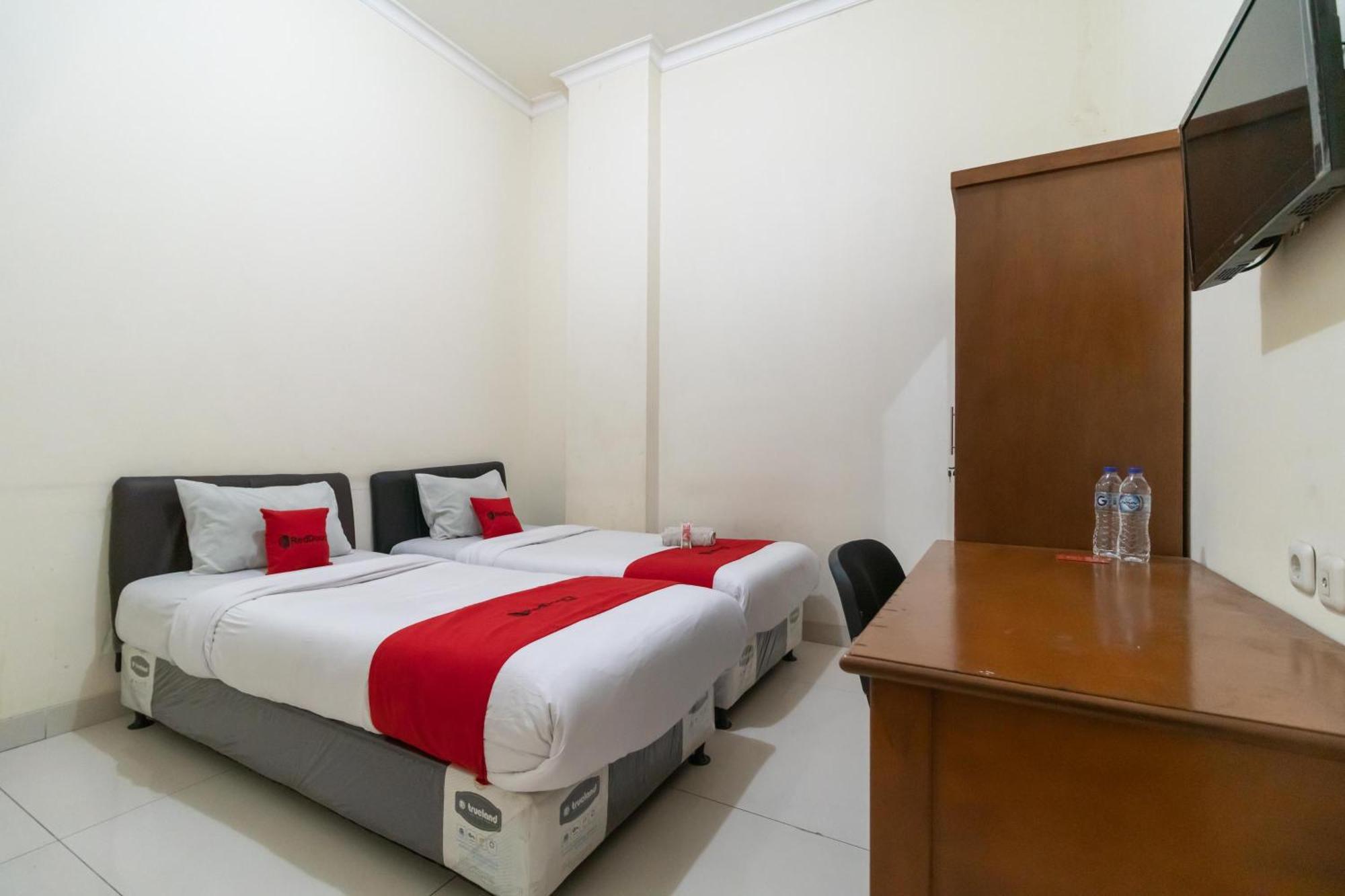 Reddoorz Near Universitas Esa Unggul Bekasi Harapan Indah Hotell Eksteriør bilde