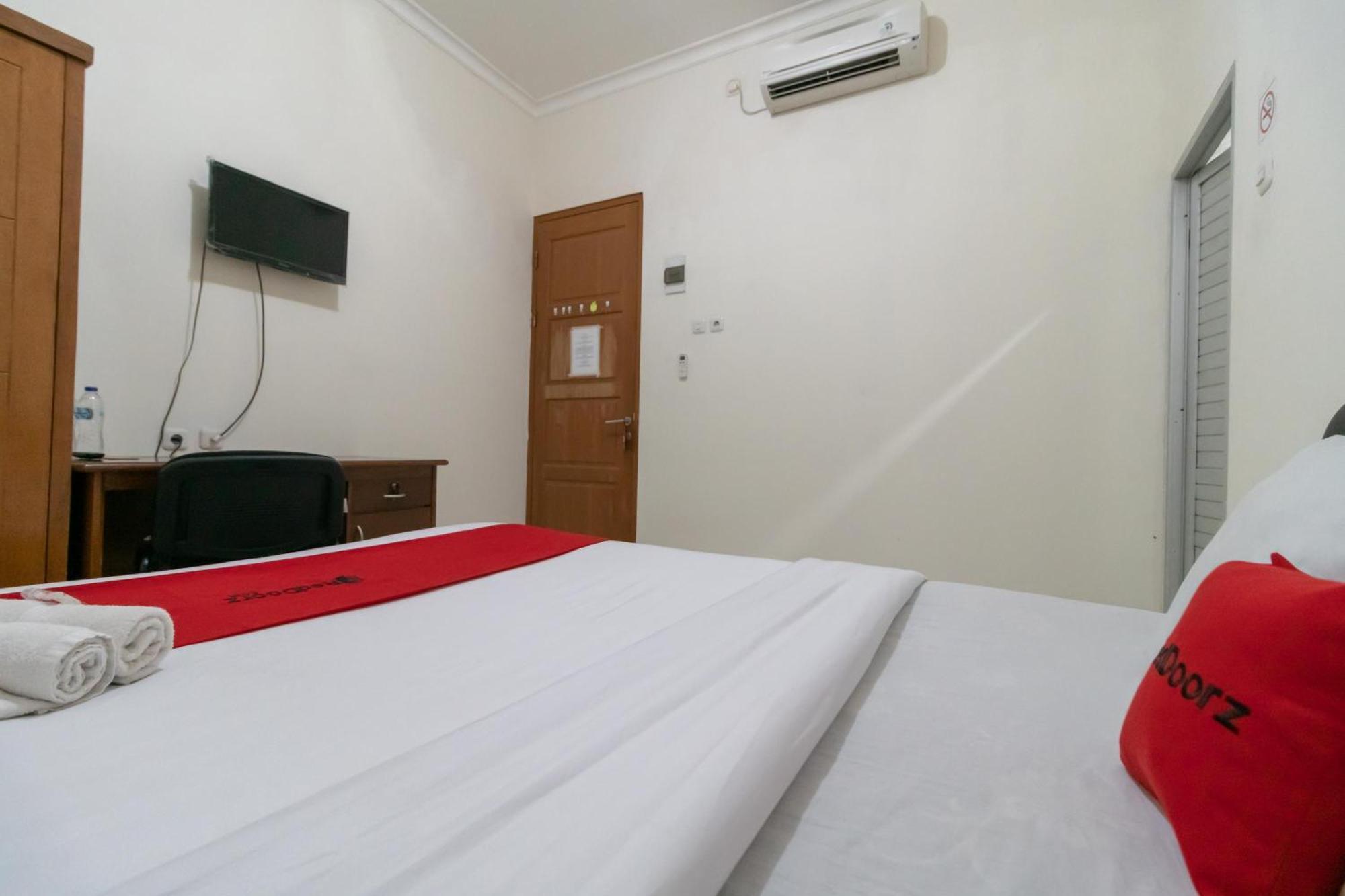 Reddoorz Near Universitas Esa Unggul Bekasi Harapan Indah Hotell Eksteriør bilde