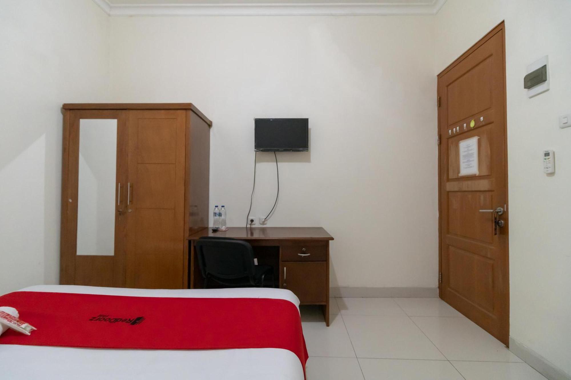 Reddoorz Near Universitas Esa Unggul Bekasi Harapan Indah Hotell Eksteriør bilde